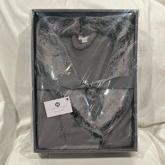 Luxurious 🤩 Faux Fur Bath Robe from Hotel Collection. - Picture 3 of 12